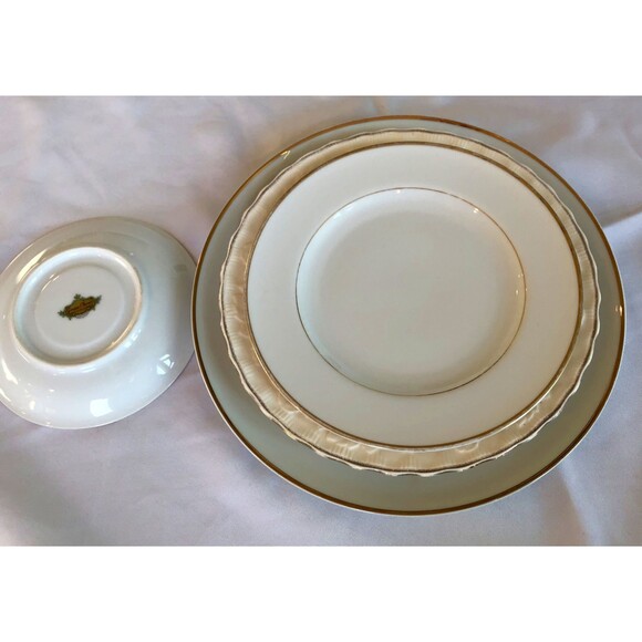 4 Piece Mixed and Matched Fine China Place Setting, Floral and Gold Rim Themed - Picture 9 of 10